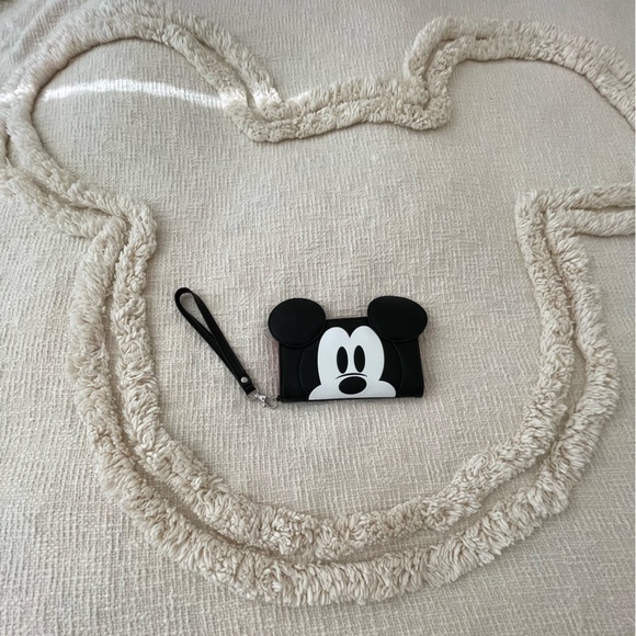 ADORABLE NWOT DISNEY MICKEY WALLET PHONE CASE WRISTLET - Picture 3 of 7